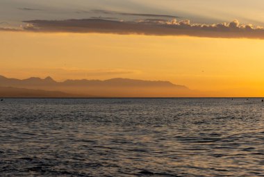 Gün doğumunda Torremolinos 'tan Malaga' ya doğru görüş. Costa del Sol, İspanya.