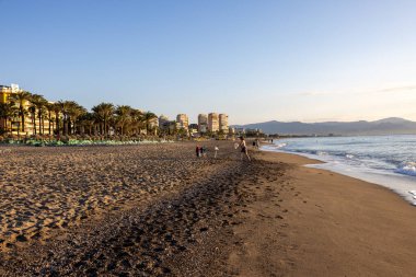 Torremolinos, İspanya - 12 Eylül 2023: gündoğumunda Bajondillo Sahili ve Torremolinos 'taki otellerin görüntüsü. Costa del Sol, İspanya.