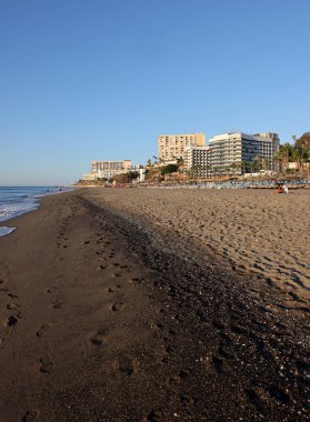 Torremolinos, İspanya - 12 Eylül 2023: gündoğumunda Bajondillo Sahili ve Torremolinos 'taki otellerin görüntüsü. Costa del Sol, İspanya.