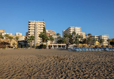 Torremolinos, İspanya - 12 Eylül 2023: gündoğumunda Bajondillo Sahili ve Torremolinos 'taki otellerin görüntüsü. Costa del Sol, İspanya.