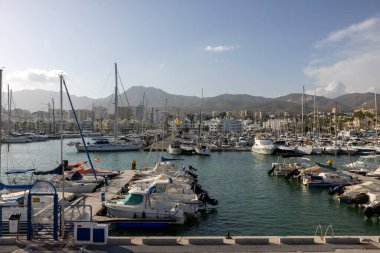 Benalmadena, İspanya - 15 Eylül 2023: Benalmadena, Costa del Sol Malaga, İspanya 'daki Puerto Marina' da demirlemiş tekne ve yatlar. Bu marinanın 1100 kişilik yatları var.
