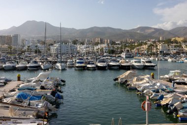 Benalmadena, İspanya - 15 Eylül 2023: Benalmadena, Costa del Sol Malaga, İspanya 'daki Puerto Marina' da demirlemiş tekne ve yatlar. Bu marinanın 1100 kişilik yatları var.