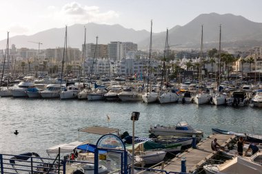 Benalmadena, İspanya - 15 Eylül 2023: Benalmadena, Costa del Sol Malaga, İspanya 'daki Puerto Marina' da demirlemiş tekne ve yatlar. Bu marinanın 1100 kişilik yatları var.