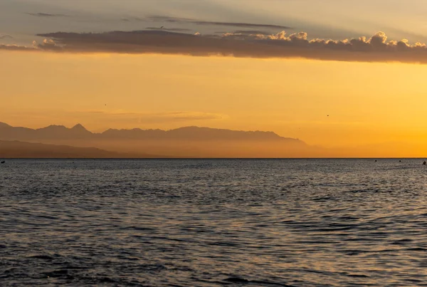 Gün doğumunda Torremolinos 'tan Malaga' ya doğru görüş. Costa del Sol, İspanya.
