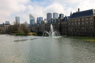 Binnenhof cephesi - Hollanda Parlamentosu Hofvijver gölü, Lahey, Hollanda;