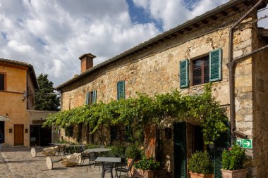 Monteriggioni, İtalya - 17 Eylül 2022: Monteriggioni 'deki Piazza Roma restoranı Tuscany, İtalya' da Siena yakınlarındaki ortaçağ duvarlı kasabası