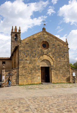 Monteriggioni, İtalya - 17 Eylül 2022: Siena yakınlarındaki Toskana 'daki Monteriggioni köyünde Eski Kutsal Meryem Kilisesi. İtalya