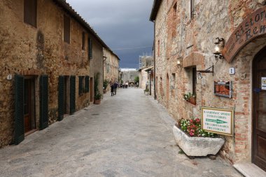 Monteriggioni, İtalya - 17 Eylül 2022: Monteriggioni 'de Picturesque Caddesi Tuscany, İtalya yakınlarındaki Siena' da ortaçağ duvarlı bir kasaba