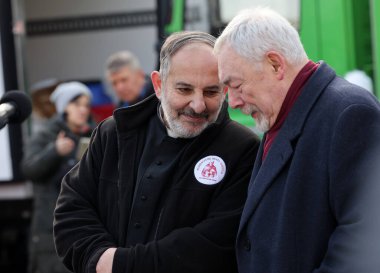 Krakow, Polonya - 17 Aralık 2023: Yoksul ve evsizler için Noel arifesinde Merkez Meydanı 'nda Rahip Tadeusz Isakowicz-Zaleski ve Jacek Majchrowski