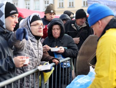 Krakow, Polonya - 17 Aralık 2023: Krakow 'daki ana meydandaki fakir ve evsizler için Noel arifesi. Kosciuszko grubu Krakow 'daki açık havada en büyük arifeyi hazırlıyor