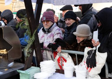 Krakow, Polonya - 17 Aralık 2023: Krakow 'daki ana meydandaki fakir ve evsizler için Noel arifesi. Kosciuszko grubu Krakow 'daki açık havada en büyük arifeyi hazırlıyor