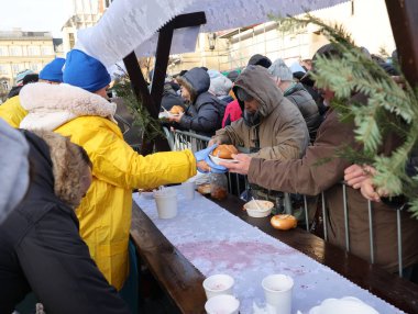 Krakow, Polonya - 17 Aralık 2023: Krakow 'daki ana meydandaki fakir ve evsizler için Noel arifesi. Kosciuszko grubu Krakow 'daki açık havada en büyük arifeyi hazırlıyor