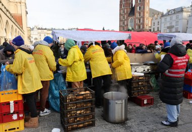Krakow, Polonya - 17 Aralık 2023: Krakow 'daki ana meydandaki fakir ve evsizler için Noel arifesi. Kosciuszko grubu Krakow 'daki açık havada en büyük arifeyi hazırlıyor