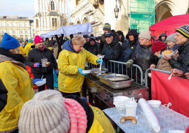 Krakow, Polonya - 17 Aralık 2023: Krakow 'daki ana meydandaki fakir ve evsizler için Noel arifesi. Kosciuszko grubu Krakow 'daki açık havada en büyük arifeyi hazırlıyor