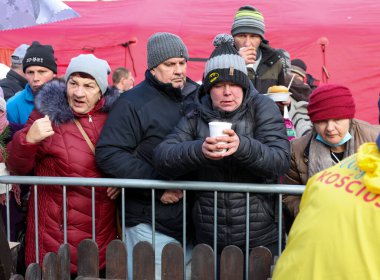 Krakow, Polonya - 17 Aralık 2023: Krakow 'daki ana meydandaki fakir ve evsizler için Noel arifesi. Kosciuszko grubu Krakow 'daki açık havada en büyük arifeyi hazırlıyor