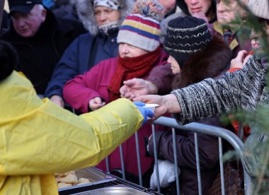 Krakow, Polonya - 17 Aralık 2023: Krakow 'daki ana meydandaki fakir ve evsizler için Noel arifesi. Kosciuszko grubu Krakow 'daki açık havada en büyük arifeyi hazırlıyor