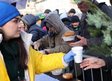 Krakow, Polonya - 17 Aralık 2023: Krakow 'daki ana meydandaki fakir ve evsizler için Noel arifesi. Kosciuszko grubu Krakow 'daki açık havada en büyük arifeyi hazırlıyor