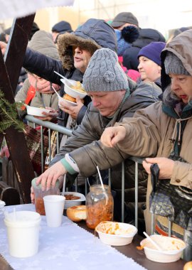 Krakow, Polonya - 17 Aralık 2023: Krakow 'daki ana meydandaki fakir ve evsizler için Noel arifesi. Kosciuszko grubu Krakow 'daki açık havada en büyük arifeyi hazırlıyor