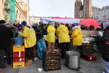 Krakow, Polonya - 17 Aralık 2023: Krakow 'daki ana meydandaki fakir ve evsizler için Noel arifesi. Kosciuszko grubu Krakow 'daki açık havada en büyük arifeyi hazırlıyor