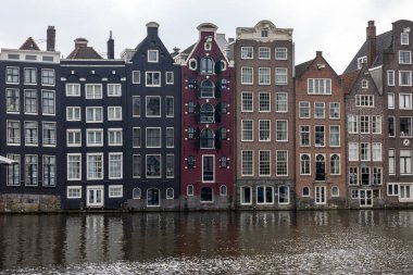 Amsterdam, Hollanda - 21 Nisan 2023: Hollanda 'nın Damrak ilçesinde tipik gabya evleri