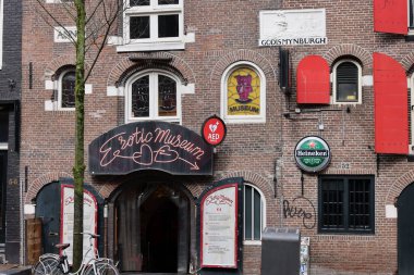 Amsterdam, Hollanda - 21 Nisan 2023: De Wallen - genelev bölgesi olarak adlandırıldı. Eğlence karakteri ile ünlüdür: kanallar boyunca yer alan kardeşler, kahve dükkanları, barlar ve restoranlar.