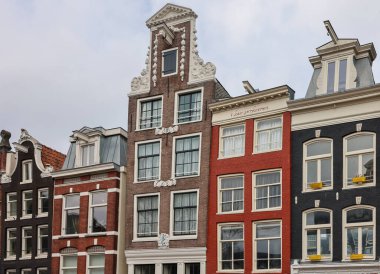 Amsterdam, Hollanda - 21 Nisan 2023: De Wallen - genelev bölgesi olarak adlandırıldı. Eğlence karakteri ile ünlüdür: kanallar boyunca yer alan kardeşler, kahve dükkanları, barlar ve restoranlar.