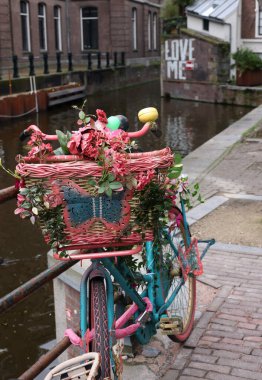 Amsterdam, Hollanda - 21 Nisan 2023: De Wallen 'da eski renkli bisiklet - genelev bölgesi olarak adlandırılır. Eğlence karakteri ile ünlüdür.