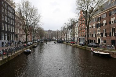 Amsterdam, Hollanda - 21 Nisan 2023: De Wallen - genelev bölgesi olarak adlandırıldı. Eğlence karakteri ile ünlüdür: kanallar boyunca yer alan kardeşler, kahve dükkanları, barlar ve restoranlar.