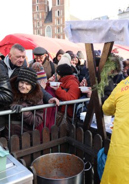 Krakow, Polonya - 17 Aralık 2023: Krakow 'daki ana meydandaki fakir ve evsizler için Noel arifesi. Kosciuszko grubu Krakow 'daki açık havada en büyük arifeyi hazırlıyor