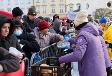Krakow, Polonya - 17 Aralık 2023: Krakow 'daki ana meydandaki fakir ve evsizler için Noel arifesi. Kosciuszko grubu Krakow 'daki açık havada en büyük arifeyi hazırlıyor