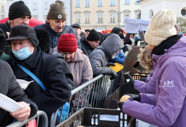 Krakow, Polonya - 17 Aralık 2023: Krakow 'daki ana meydandaki fakir ve evsizler için Noel arifesi. Kosciuszko grubu Krakow 'daki açık havada en büyük arifeyi hazırlıyor