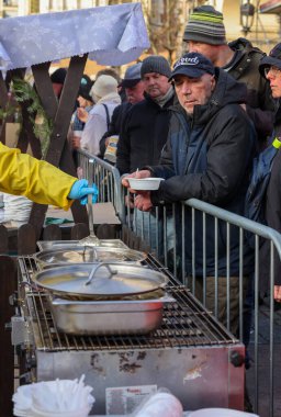 Krakow, Polonya - 17 Aralık 2023: Krakow 'daki ana meydandaki fakir ve evsizler için Noel arifesi. Kosciuszko grubu Krakow 'daki açık havada en büyük arifeyi hazırlıyor