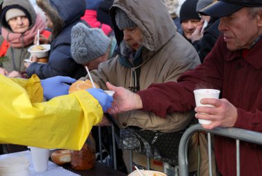Krakow, Polonya - 17 Aralık 2023: Krakow 'daki ana meydandaki fakir ve evsizler için Noel arifesi. Kosciuszko grubu Krakow 'daki açık havada en büyük arifeyi hazırlıyor