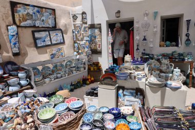 Oia, Santorini, Yunanistan - 3 Temmuz 2021: Oia, Santorini Adası, Yunanistan 'da turistler için hediyelik eşya dükkanı.