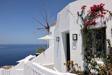 Santorini Adası, Kiklad, Yunanistan 'daki Oia' da beyazlatılmış evler ve rüzgar değirmeni