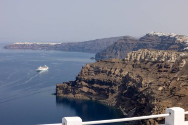 Yunanistan 'ın Santorini Adası' ndaki görkemli volkanik kayalıkların muhteşem manzarası.