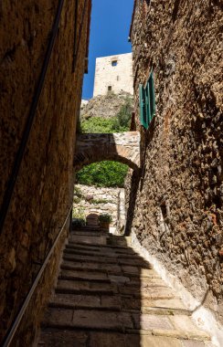 Montemassi, Grosseto ilinin güçlendirilmiş bir köyüdür. Toskana 'da. İtalya