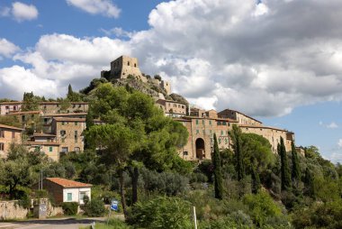 Montemassi, Grosseto ilinin güçlendirilmiş bir köyüdür. Toskana 'da. İtalya