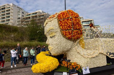 Noordwijk, Hollanda - 22 Nisan 2023: Bloemencorso Bollenstreek 'te Noordwijk' ten Hollanda 'daki Haarlem' e her yıl düzenlenen Bahar Çiçeği Geçidi 'nde muhteşem çiçekler kaplandı. 