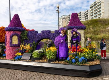 Noordwijk, Hollanda - 22 Nisan 2023: Bloemencorso Bollenstreek 'te Noordwijk' ten Hollanda 'daki Haarlem' e her yıl düzenlenen Bahar Çiçeği Geçidi 'nde muhteşem çiçekler kaplandı. 