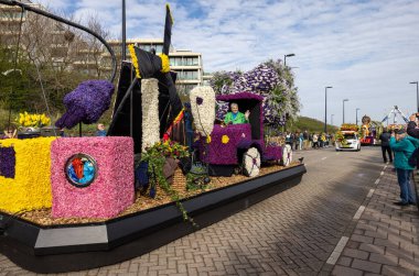 Noordwijk, Hollanda - 22 Nisan 2023: Bloemencorso Bollenstreek 'te Noordwijk' ten Hollanda 'daki Haarlem' e her yıl düzenlenen Bahar Çiçeği Geçidi 'nde muhteşem çiçekler kaplandı. 