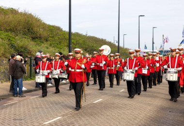 Noordwijk, Hollanda - 22 Nisan 2023: Geleneksel çiçekler Noordwijk 'ten Hollanda' daki Haarlem 'e Bloemencorso geçit töreni. 