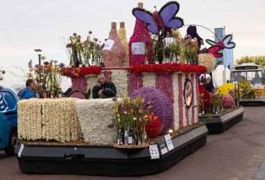 Noordwijk, Hollanda - 22 Nisan 2023: Bloemencorso Bollenstreek 'te Noordwijk' ten Hollanda 'daki Haarlem' e her yıl düzenlenen Bahar Çiçeği Geçidi 'nde muhteşem çiçekler kaplandı. 
