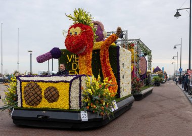 Noordwijk, Hollanda - 22 Nisan 2023: Bloemencorso Bollenstreek 'te Noordwijk' ten Hollanda 'daki Haarlem' e her yıl düzenlenen Bahar Çiçeği Geçidi 'nde muhteşem çiçekler kaplandı. 