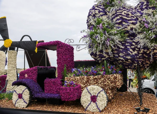 stock image Noordwijk, Netherlands - April 22, 2023: Spectacular flower covered floats in the Bloemencorso Bollenstreek the annual spring flower parade from Noordwijk to Haarlem in the Netherlands. 