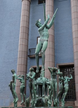 Stockholm, İsveç - 25 Temmuz 2023 Bronz Çeşme, Carl Milles 'in Orfeus-brunnen' i Stockholm Konser Salonu 'nun girişinin önünde.
