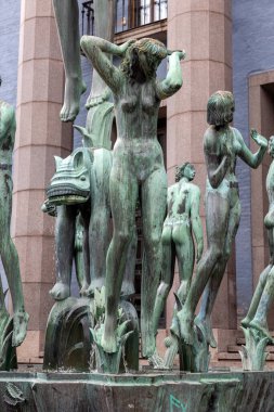 Stockholm, İsveç - 25 Temmuz 2023 Bronz Çeşme, Carl Milles 'in Orfeus-brunnen' i Stockholm Konser Salonu 'nun girişinin önünde.