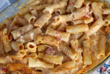 Jambonlu fırında makarna.