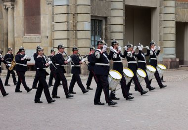 Stockholm, İsveç - 26 Haziran 2023 Stockholm, İsveç Kraliyet Sarayı 'nda muhafız seremonisinin değiştirilmesi
