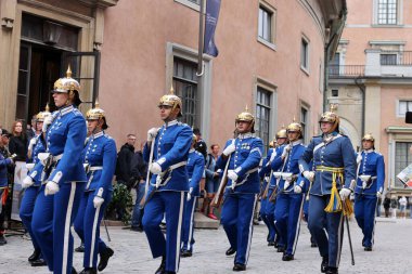 Stockholm, İsveç - 26 Haziran 2023 Stockholm, İsveç Kraliyet Sarayı 'nda muhafız seremonisinin değiştirilmesi